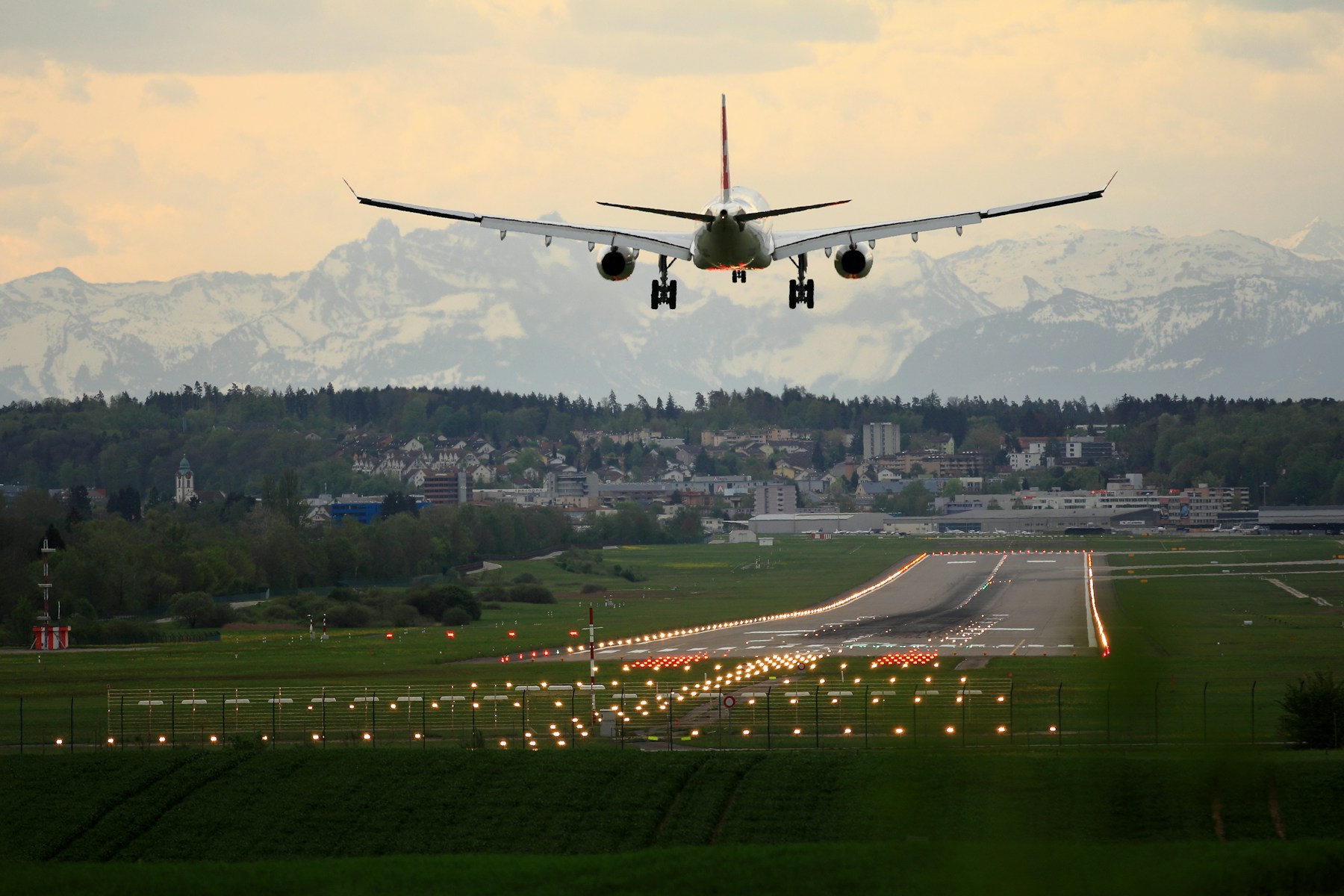 Vuelo retrasado: qué hacer en el aeropuerto y qué reclamar después