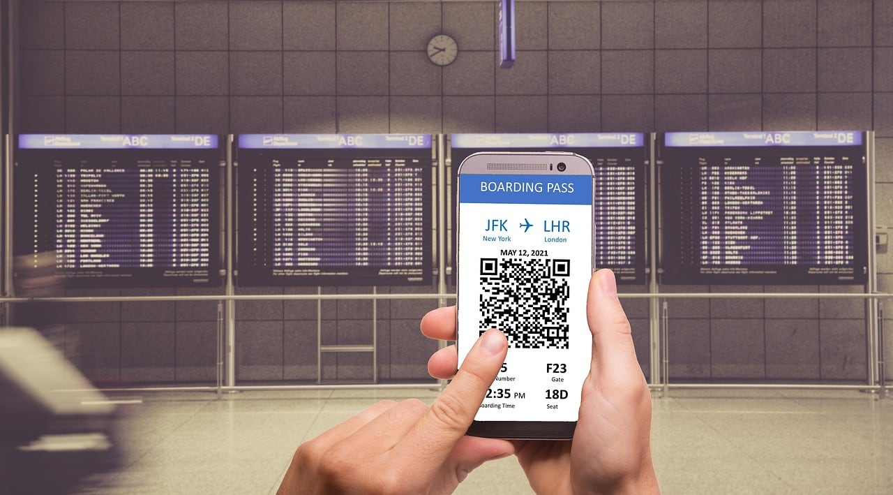 Pasajera consultando el móvil dentro de una terminal aeroportuaria
