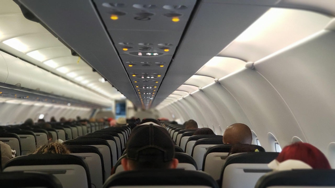 Viajera consulta en el móvil la información de su vuelo dentro del aeropuerto