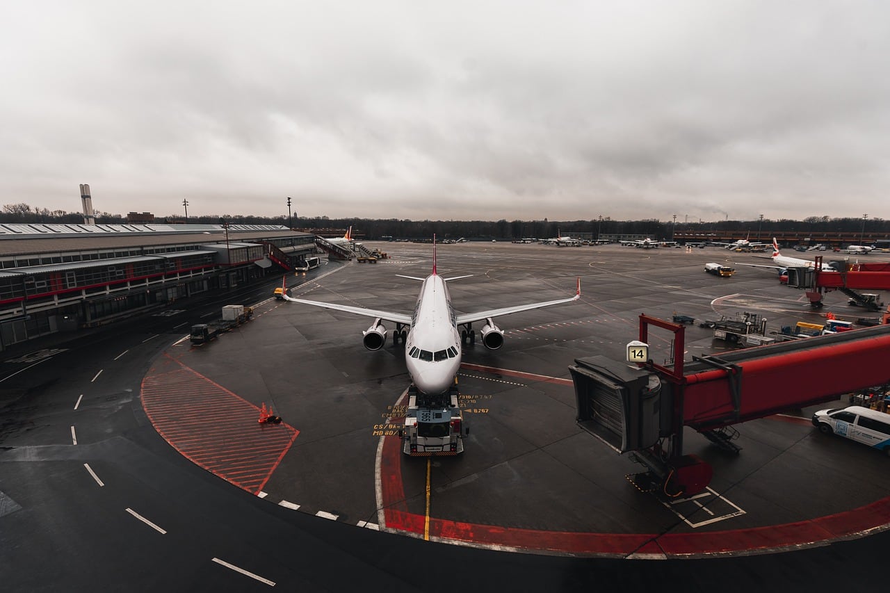 Avión estacionado en plataforma durante la temporada de invierno