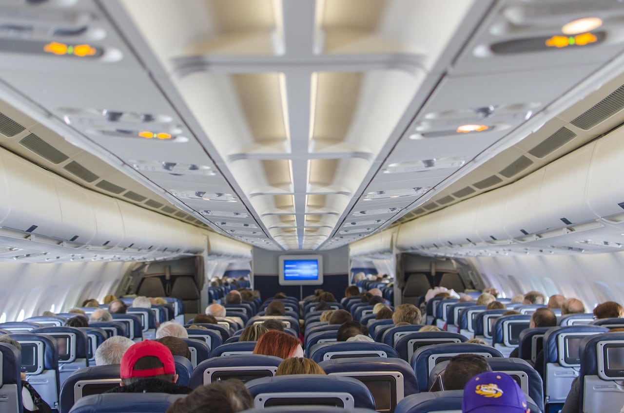 Personal de vuelo caminando por la terminal de un aeropuerto durante una jornada de huelga
