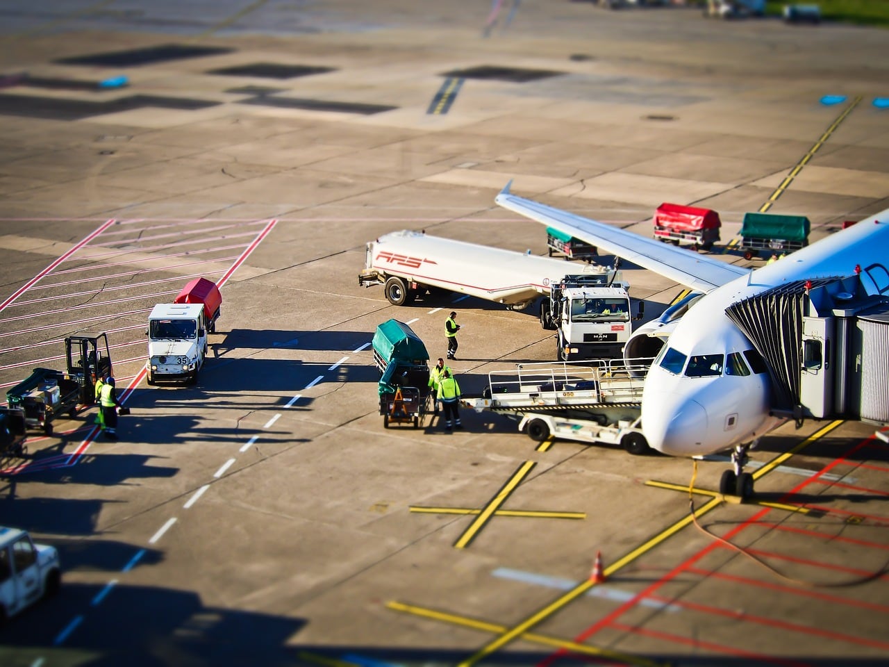 Operarios de asistencia en tierra en la plataforma de un aeropuerto europeo
