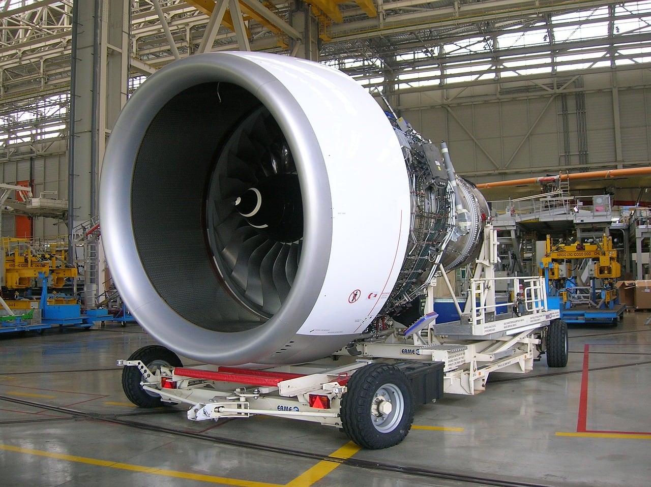 Avión en mantenimiento dentro de un hangar
