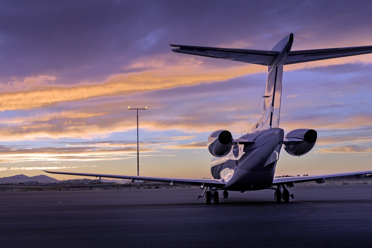 Aviones en plataforma y pista de un aeropuerto italiano