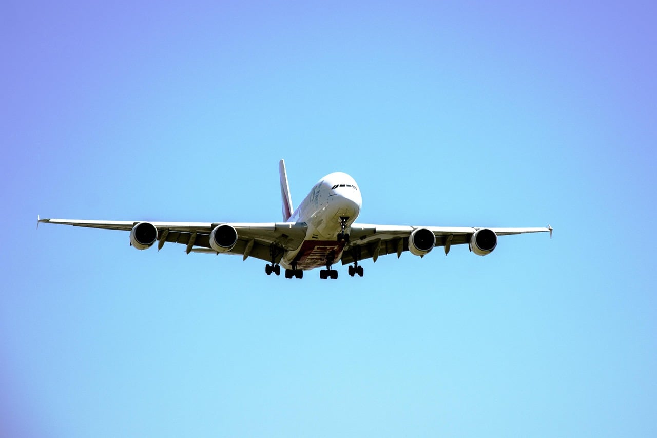 Avión despegando en un gran aeropuerto urbano en una ruta nacional