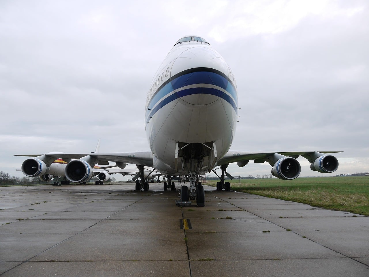 Avión detenido en plataforma mientras los pasajeros revisan información de viaje