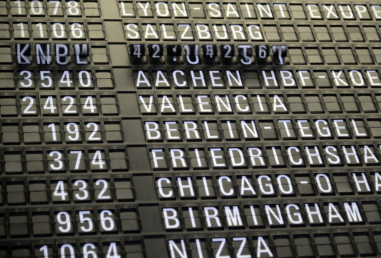 Panel de salidas de un aeropuerto con varios vuelos retrasados