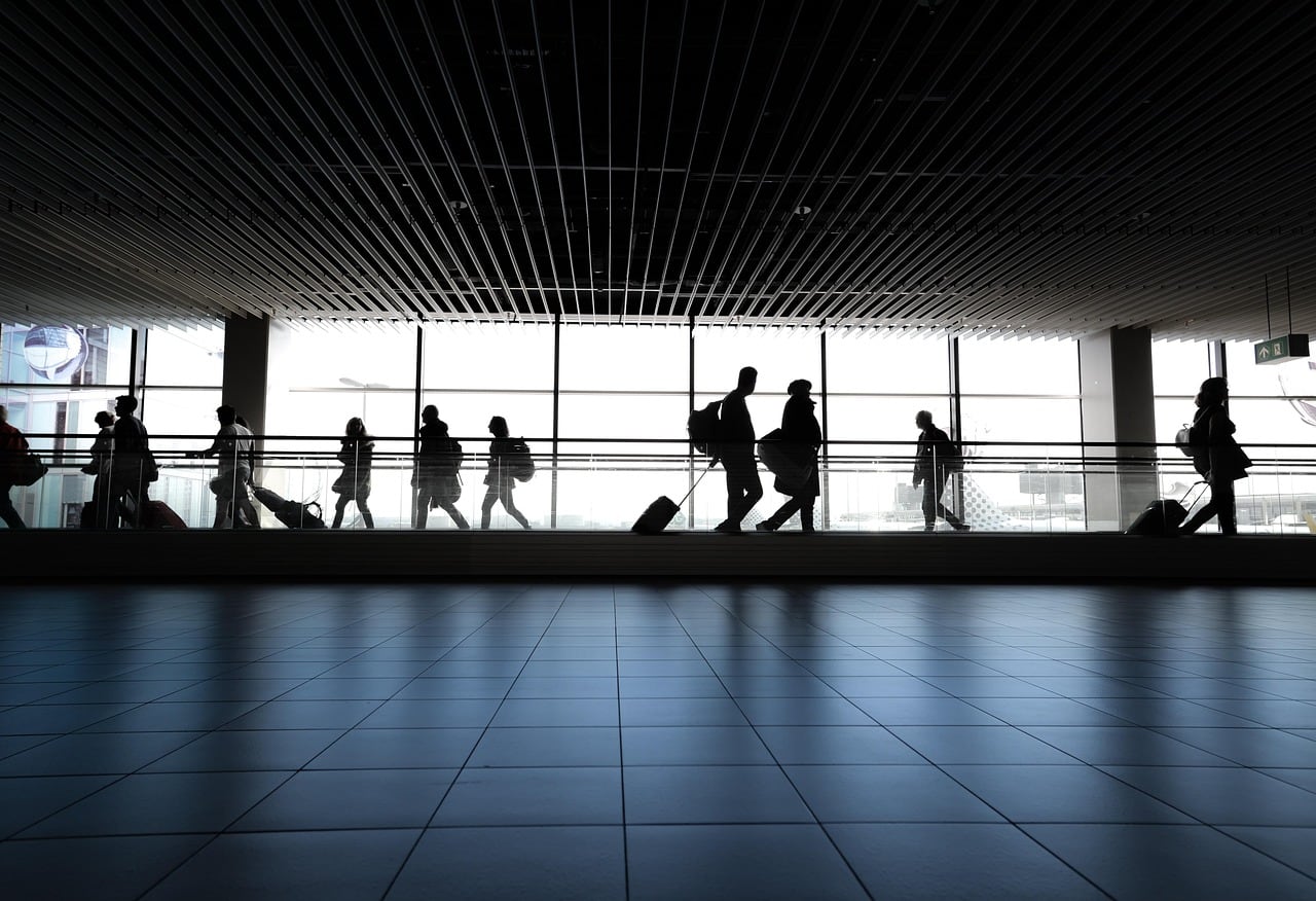 Pasajeros esperando en la zona de embarque de un aeropuerto