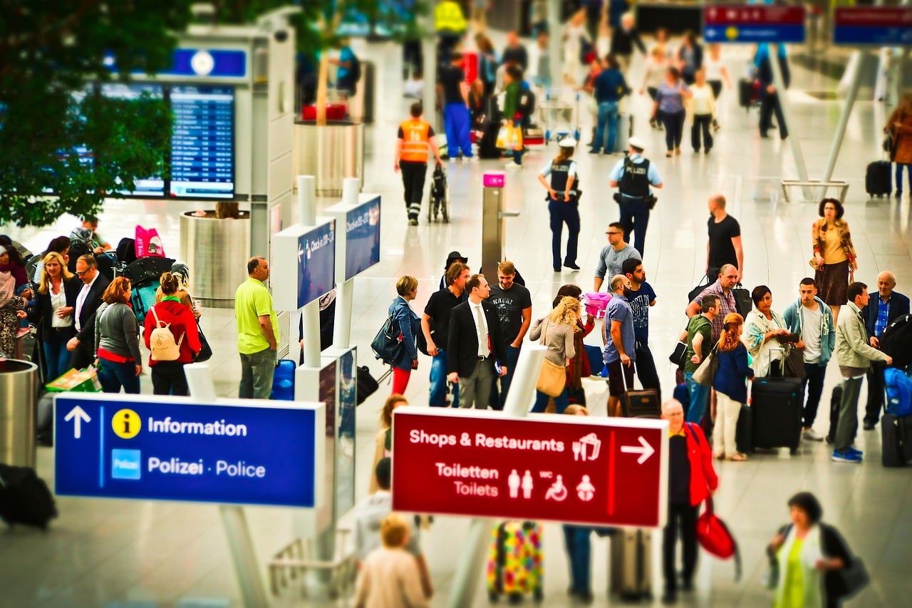 Pasajeros esperando en la zona de embarque de un aeropuerto
