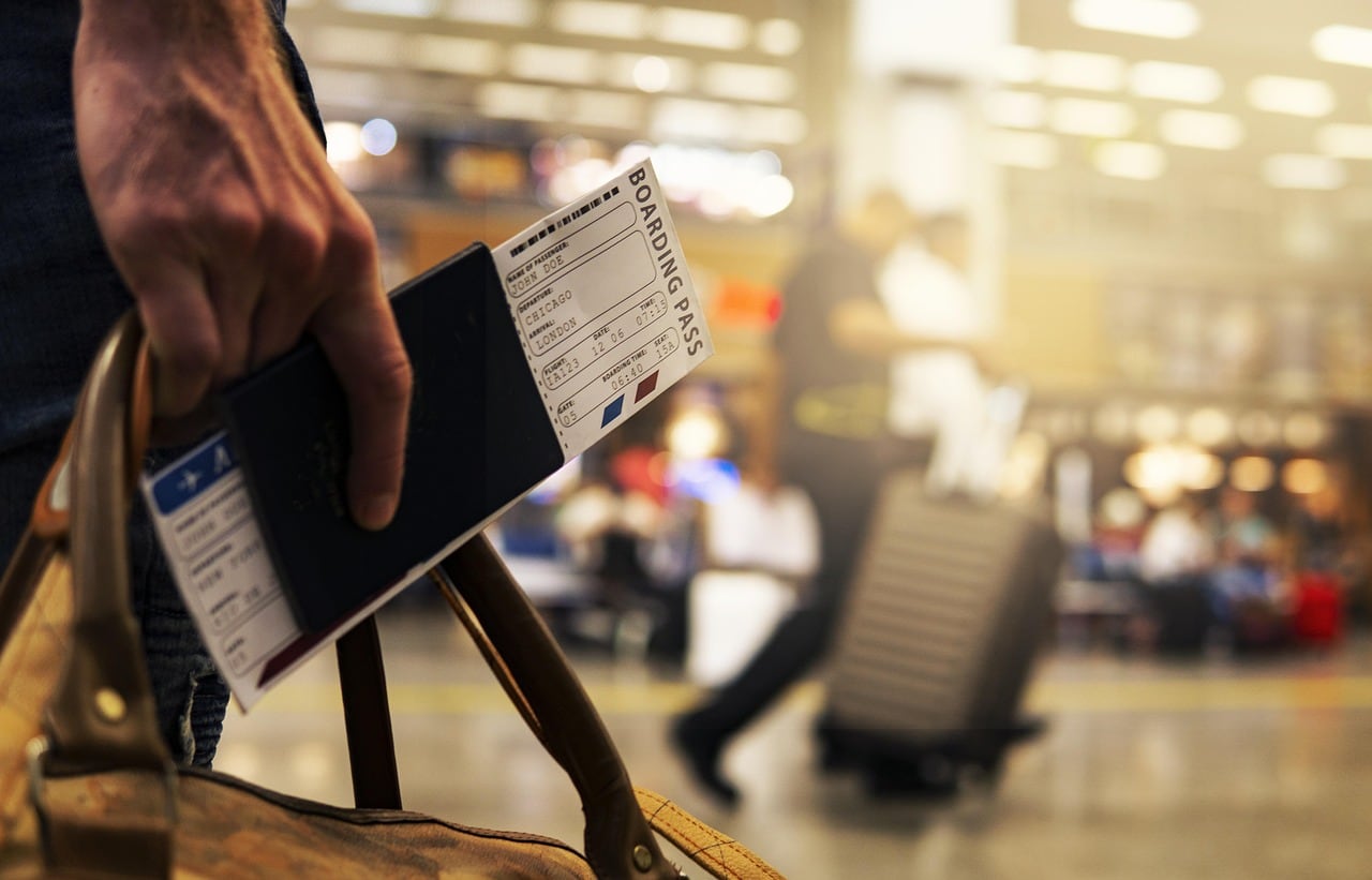 Viajera consultando en el móvil el estado de su vuelo dentro del aeropuerto