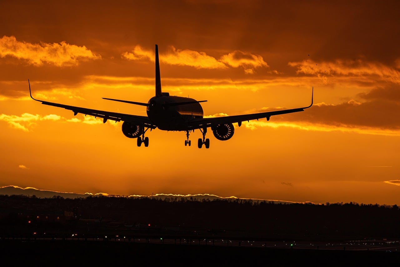 Aviones en plataforma y pista en un aeropuerto italiano durante una jornada de incidencias