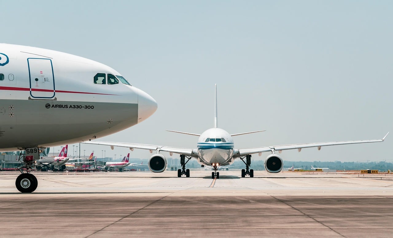 Viajera consultando su reserva en el móvil dentro de una terminal
